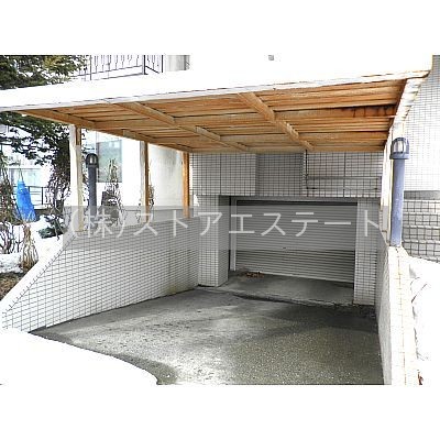 駐車場は地下に10台可♪駐輪場も完備しています♪