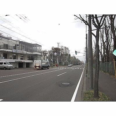宮の森北24条通沿い角地で視認性あり♪