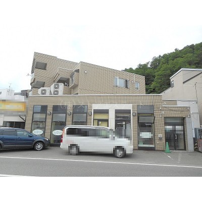 建物向かって右側です♪