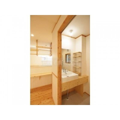 洗面台・洗面所:まんべんなく木材を使用してます