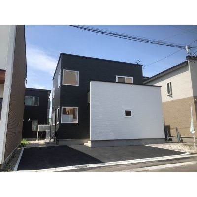 シックな外観にゆったりとした駐車スペース