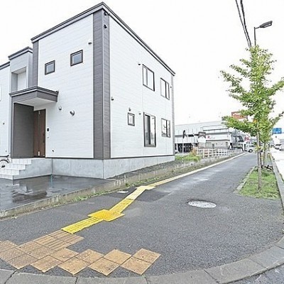 木で隠れて見えませんが徒歩2分でスーパーにも行けます