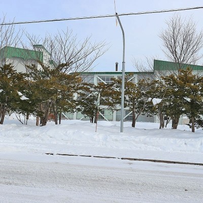 道路を渡るとすぐ中学校です