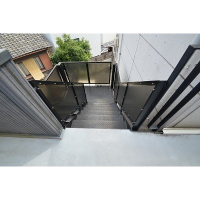 シックで落ち着いた印象の共用階段☆