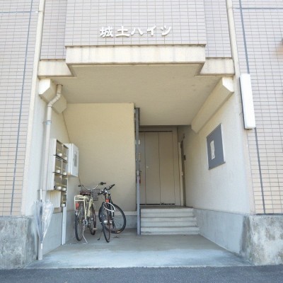 エントランスも広く入居者同士の出入りも楽です♪