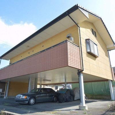黄色の配色が際立つ明るい印象の外観♪