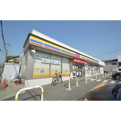 コンビニ・ドラッグストア等近く利便性の高い立地♪