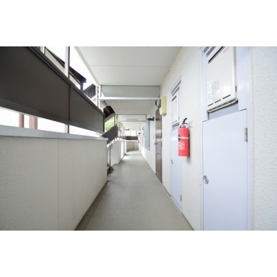 幅広の通行しやすい共用廊下!床・壁の状態も良好◎