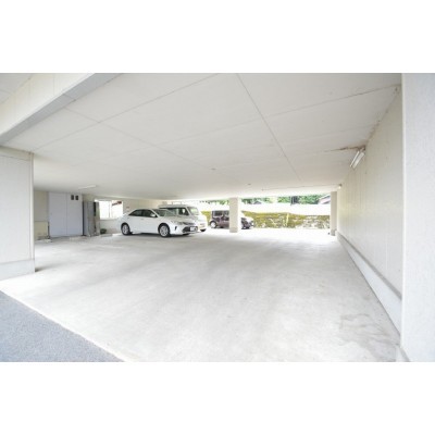 屋根付き駐車場も有り!敷地面積200坪超!