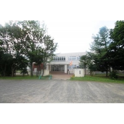 江別市立豊幌小学校まで688m