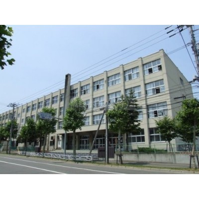 八条中学校まで835m