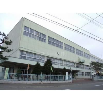 平和通小学校まで235m