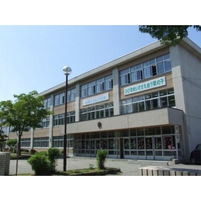 栄小学校まで744m