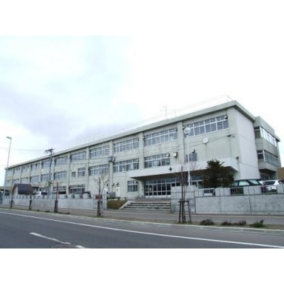札幌市立中学校 札苗北中学校まで925m