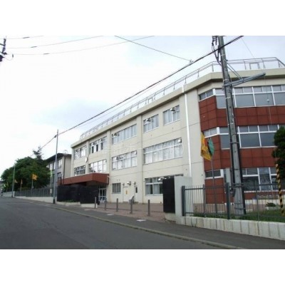 小学校:札幌市立本通小学校:526m