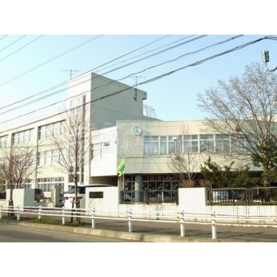 小学校:札幌市立厚別北小学校:704m
