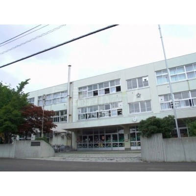 小学校:札幌市立屯田小学校:1445m