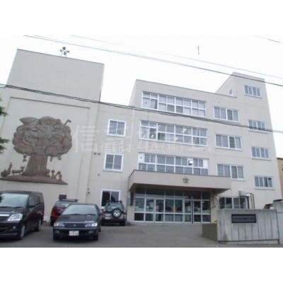 小学校:札幌市立西岡小学校:938m