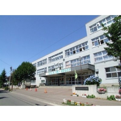 小学校:札幌市立元町北小学校:588m