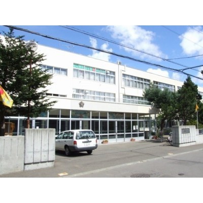 小学校:札幌市立平岸西小学校:884m