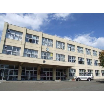 中学校:札幌市立西岡中学校:547m