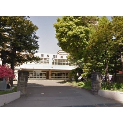 小学校:札幌市立平岸小学校:482m