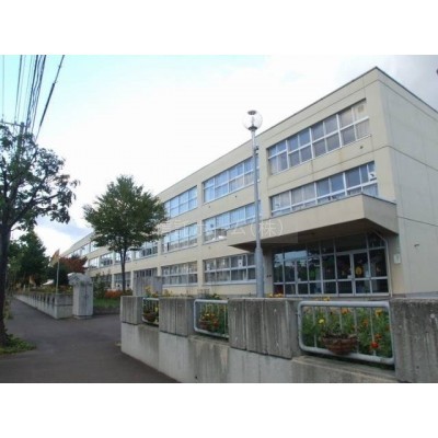 小学校:札幌市立新陽小学校:692m