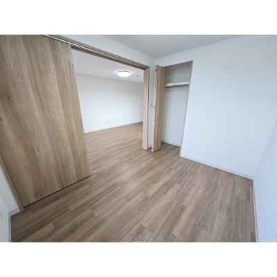 ※同タイプの別のお部屋の内装写真になります