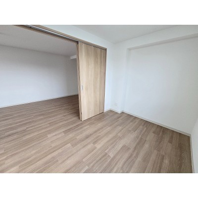 ※同タイプの別のお部屋の内装写真になります