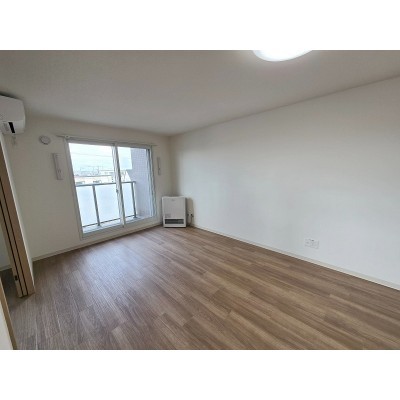 ※同タイプの別のお部屋の内装写真になります