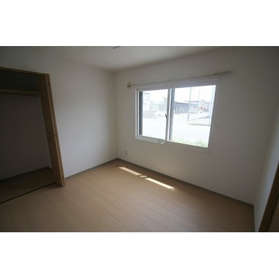 ※同タイプの別のお部屋の内装写真になります