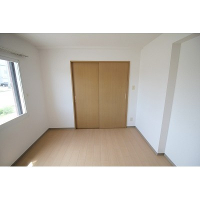※同タイプの別のお部屋の内装写真になります
