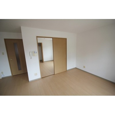 ※同タイプの別のお部屋の内装写真になります