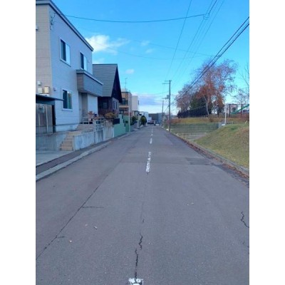 前道は約8mと駐車もしやすくなっております