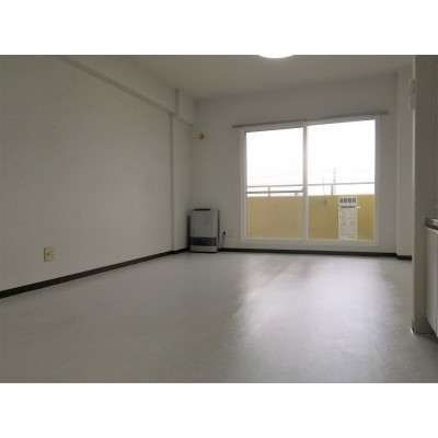 窓が大きく日当たりの良いお部屋です!