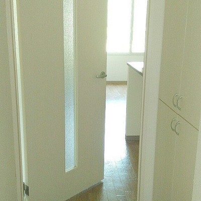 居間に向けドアを開けたところ