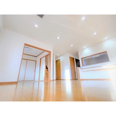 間取は、1階にLDKと和室1部屋、2階に洋室3部屋の4LDK