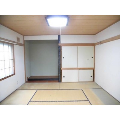 【リフォーム前写真です】1階リビング横の和室8畳。壁のクロス