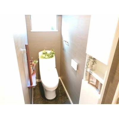 【リフォーム後写真】トイレは保温・洗浄機能付きです。手すりが