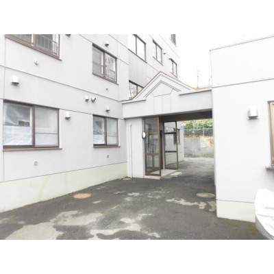 【マンション入口】マンションの入り口はモダンなデザインでとて