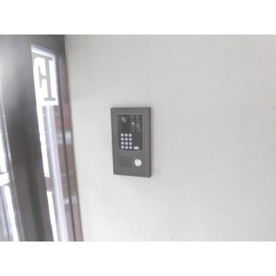 【入口】マンションはオートロックになっています。訪問者の顔も