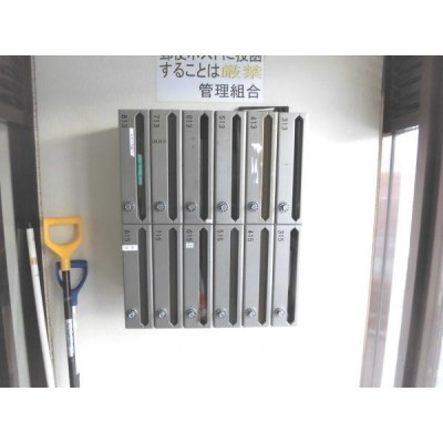 【集合ポスト】ポストの周りはキレイに整頓されています。