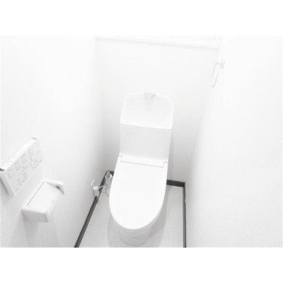 【リフォーム後】新品の一体型トイレに交換しました。壁や床材も