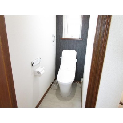 【リフォーム後写真です】2階のトイレです。こちらも新品の温水
