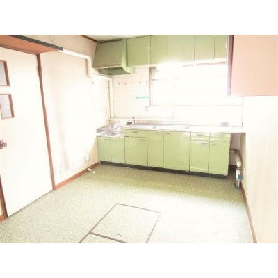 【リフォーム前】新品のシステムキッチンに交換します。壁、天井