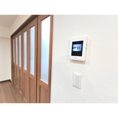 【リフォーム後写真】リビングにテレビモニターホンを新設しまし