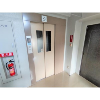 【エレベーター】各階に止まるエレベーターです。各入口ごとにエ