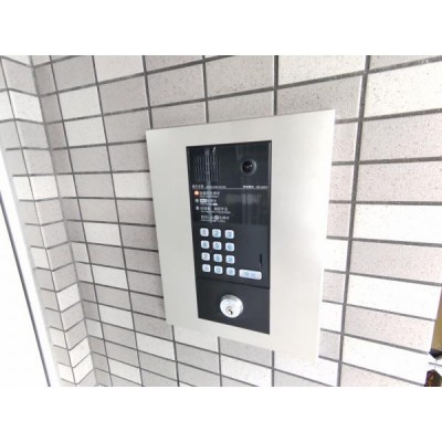 【インターホン】マンション入り口はオートロック式のモニター付