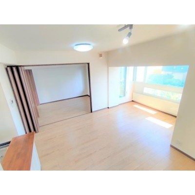 【リフォーム前写真】リビングは床張替・クロス貼り換えを行いま