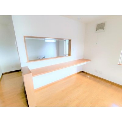 【リフォーム中】対面キッチンです。壁、天井のクロスを貼り替え